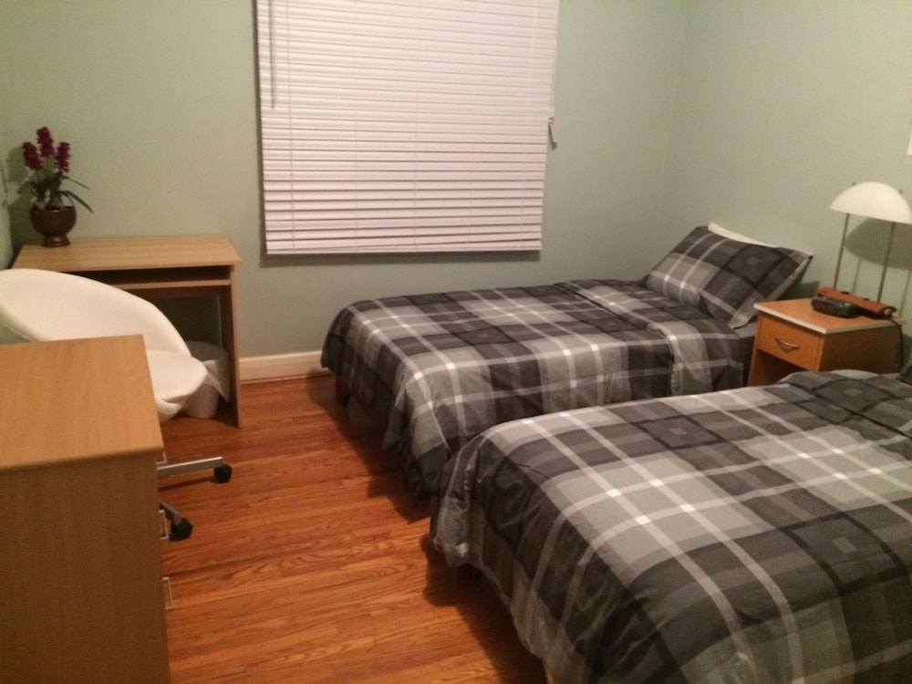 Economy Twin Room, 2 Twin Beds, Shared Bathroom
