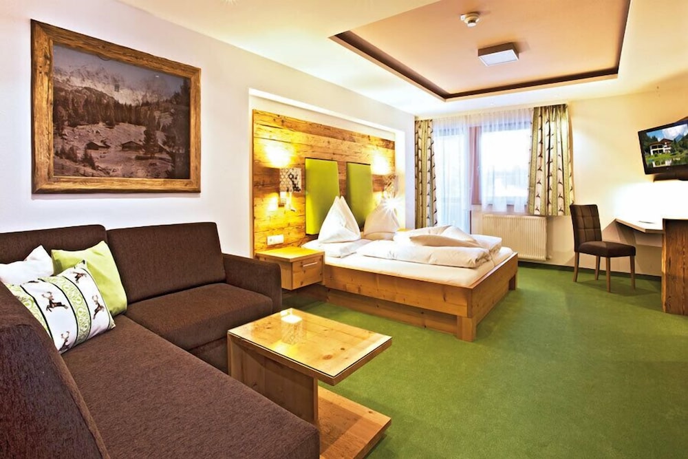 Family Room (2 Aduls, 1 Child)