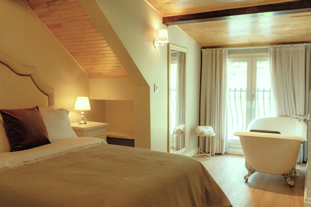 Deluxe Double Room, City View - Photo 17