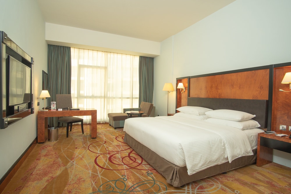 Superior Room, 1 King Bed complimentary shuttle to DXB Airport Terminal 1 & 3