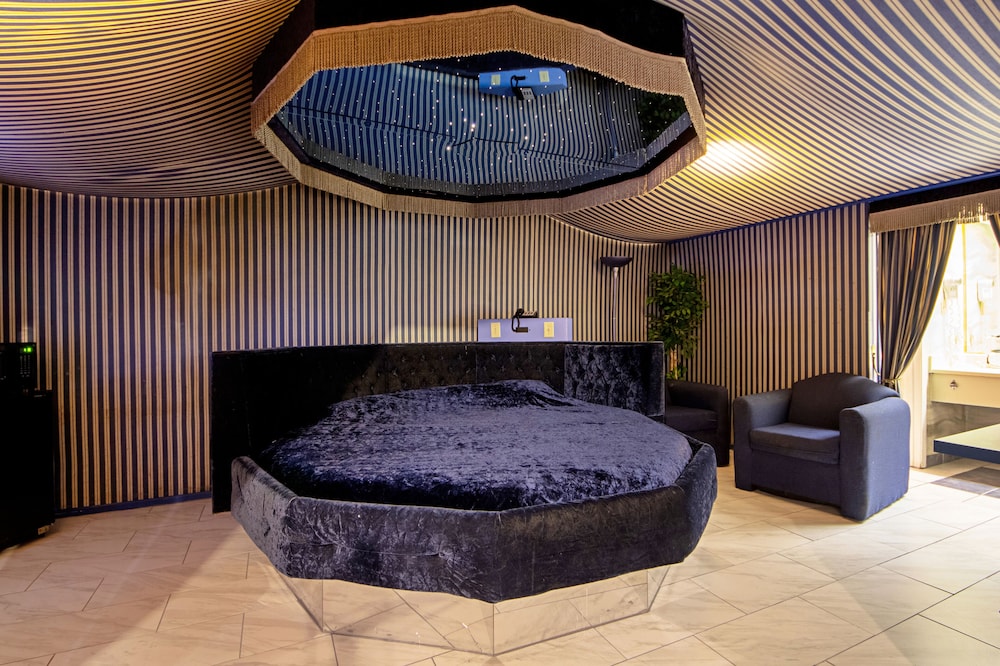 Romantic Suite, 1 King Bed, Non Smoking, Hot Tub photo 1