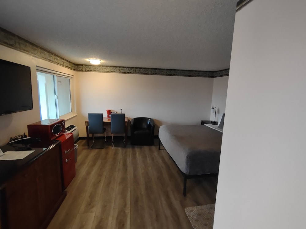 Standard King ADA Accessible w/ Shower, Non Smoking - Photo 6