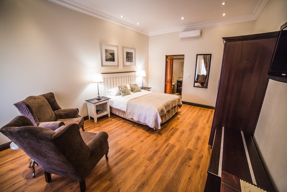Queens Court Self Catering photo 3