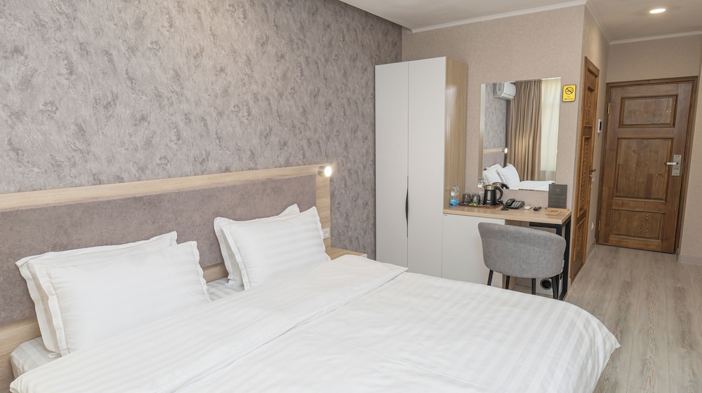 Classic Double or Twin Room, City View