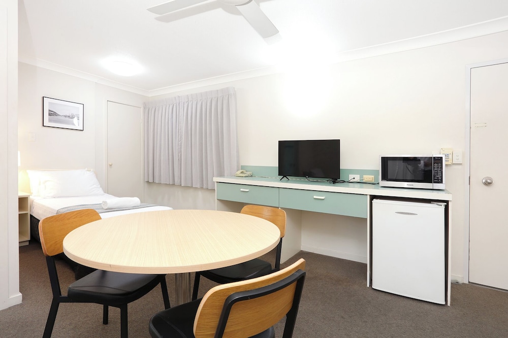 Motel Room (3 Single Beds) photo 3