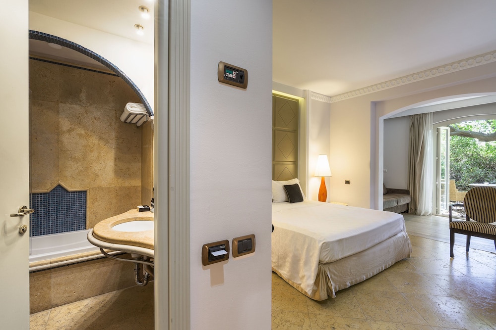Classic Double or Twin Room - Photo 15