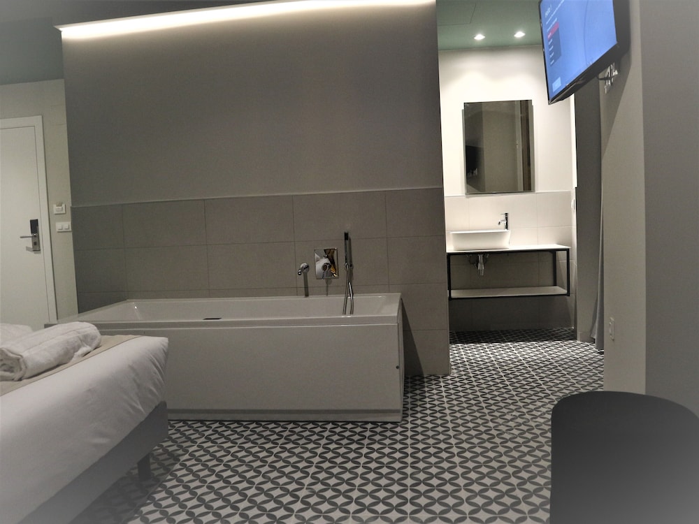 Deluxe Double Room, Hot Tub - Photo 14