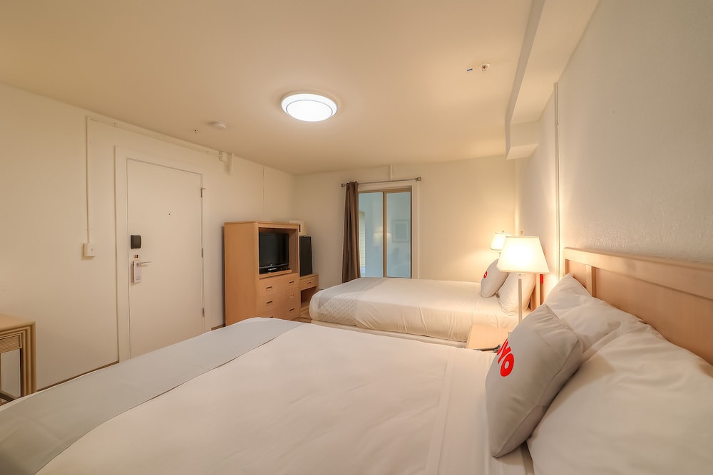 Room, 2 Double Beds - Photo 6