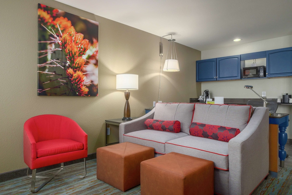 Suite, 1 King Bed, Accessible w/ Tub - Photo 3