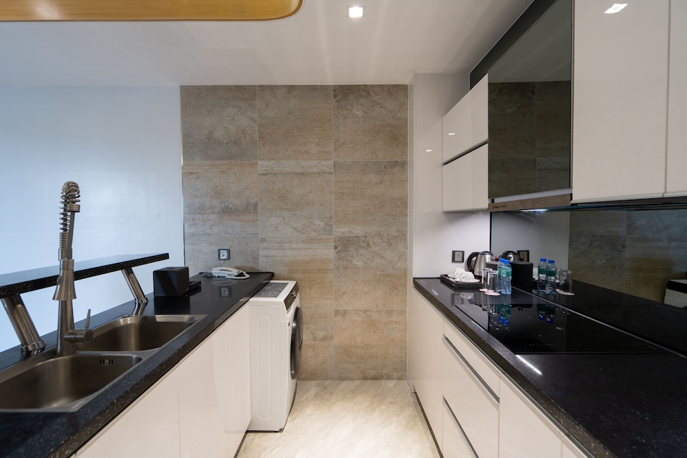 Executive Suite - Photo 3