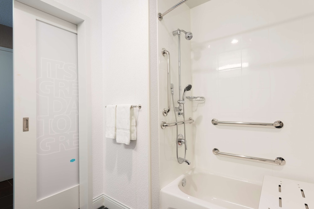 Room, 2 Queen Beds, Accessible, Bathtub - Photo 4
