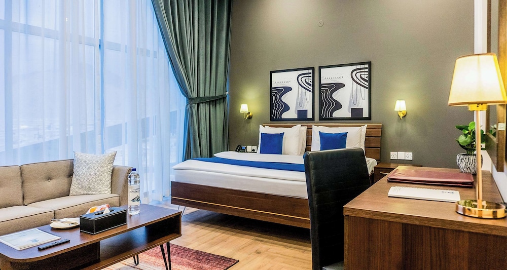Deluxe Suite, 1 King Bed, Smoking, Mountain View