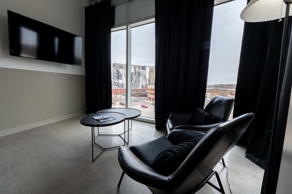Suite, 1 King Bed photo 3