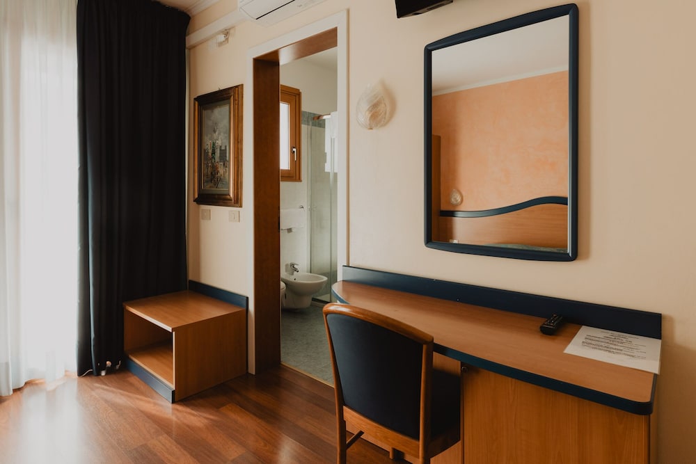Double or Twin Room - Photo 3