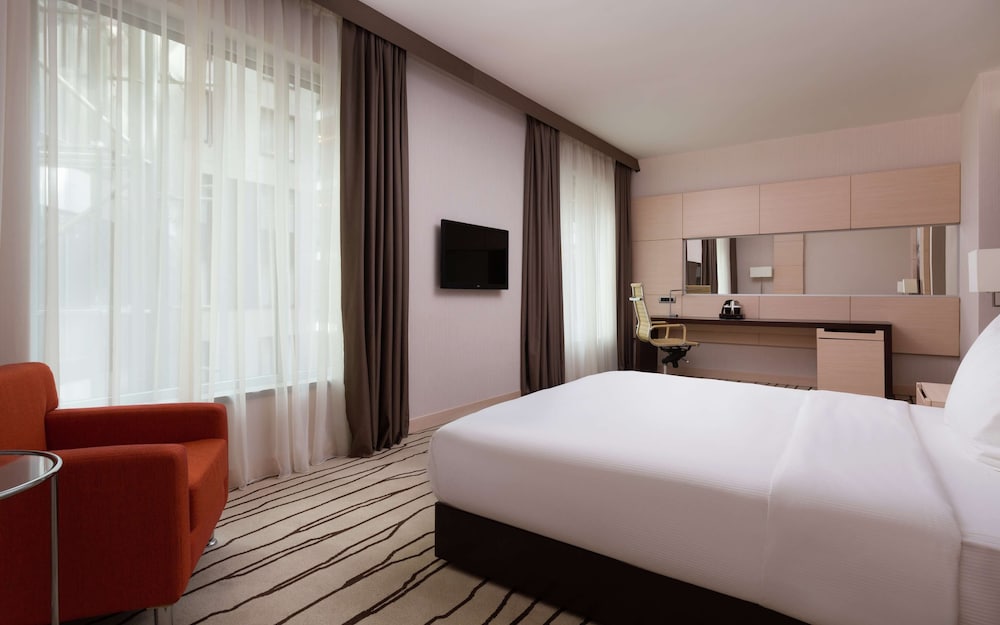 Queen Accessible Guest Room photo 1
