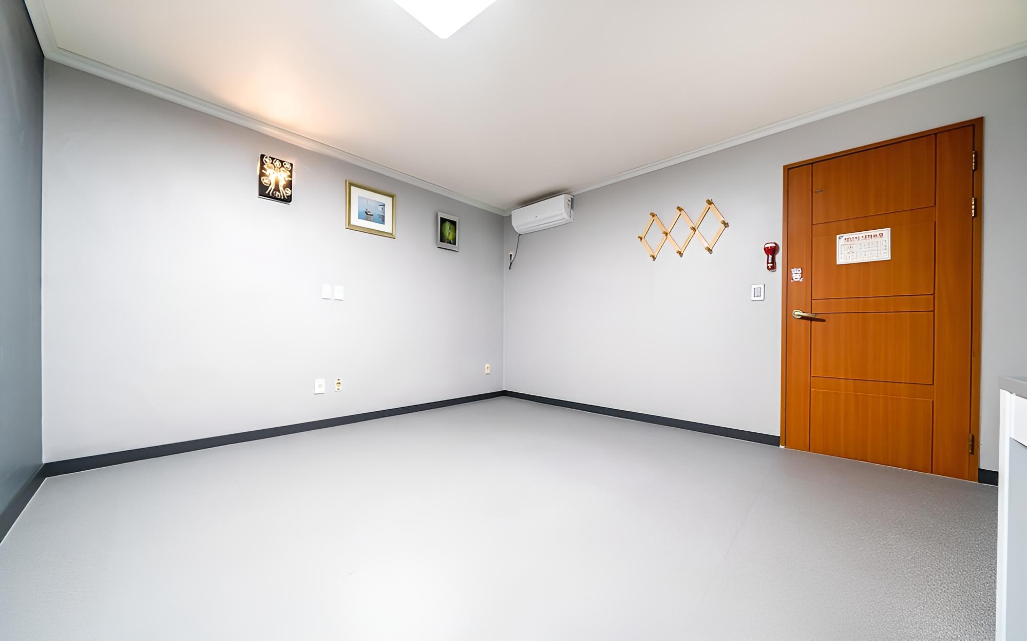 Room (Ondol (65-inch TV Netflix available)) photo 2