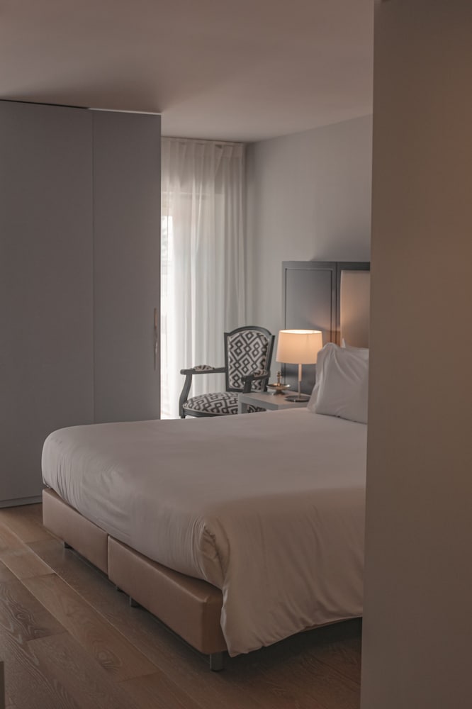 Available room thumbnail 6