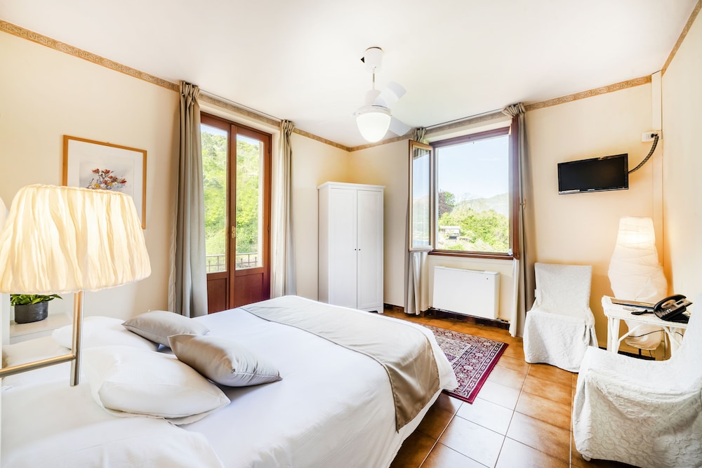 Classic Room, Partial Lake View photo 2