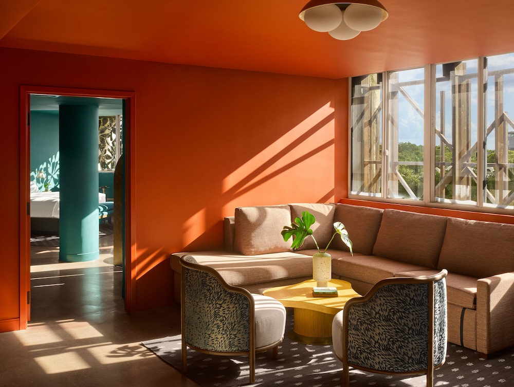 Grand Corner Suite (Non Smoking) (Accessible) - Photo 5