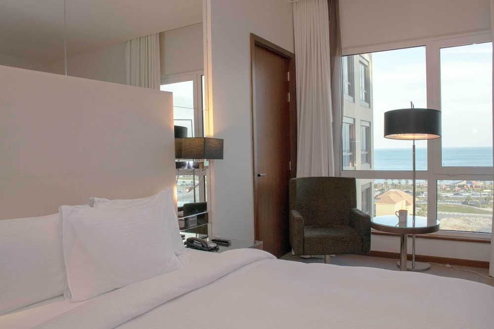 Room, 1 Queen Bed, Sea View - Photo 1