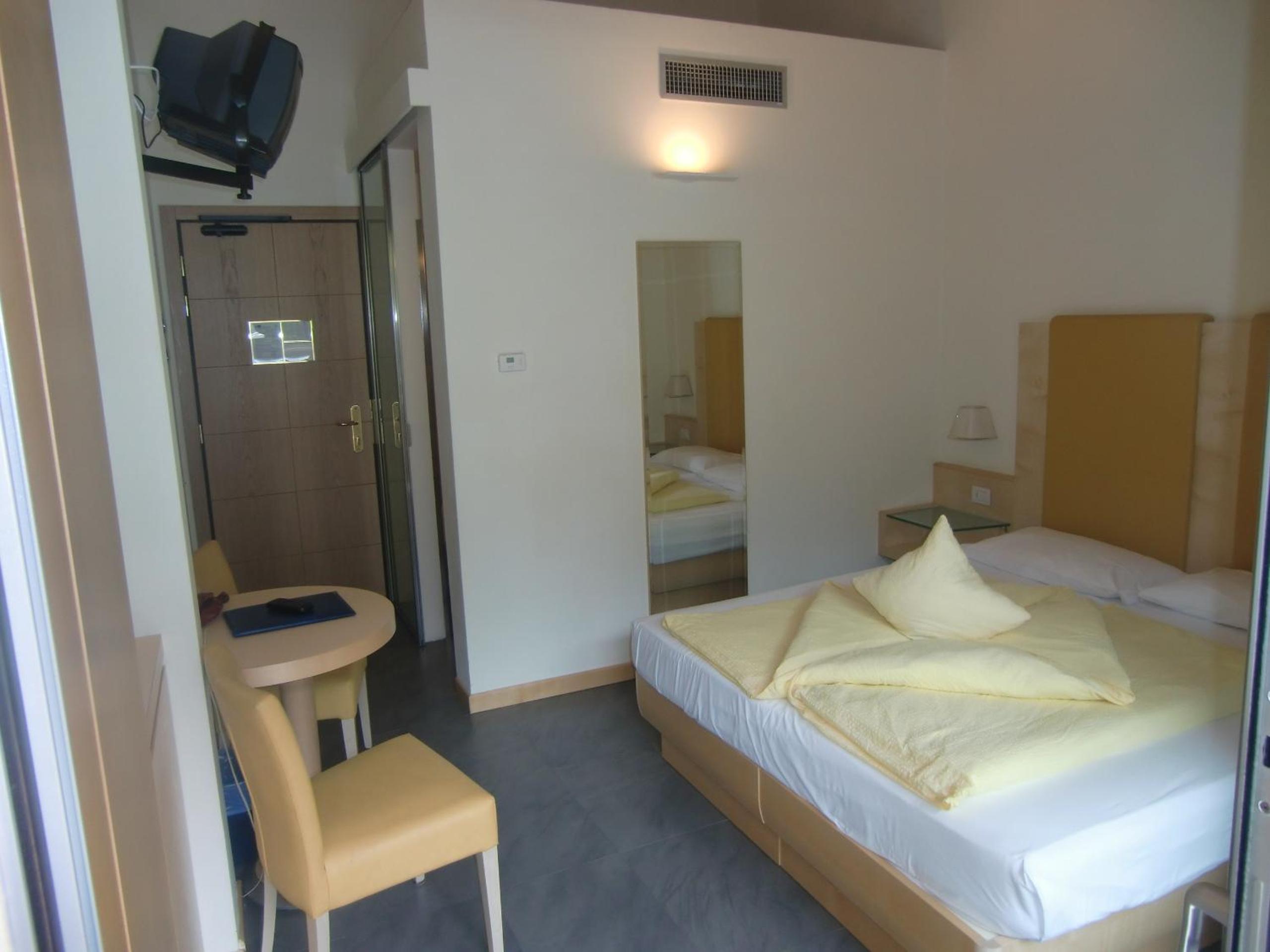 Basic Double or Twin Room with Terrace - Ground Floor photo 3