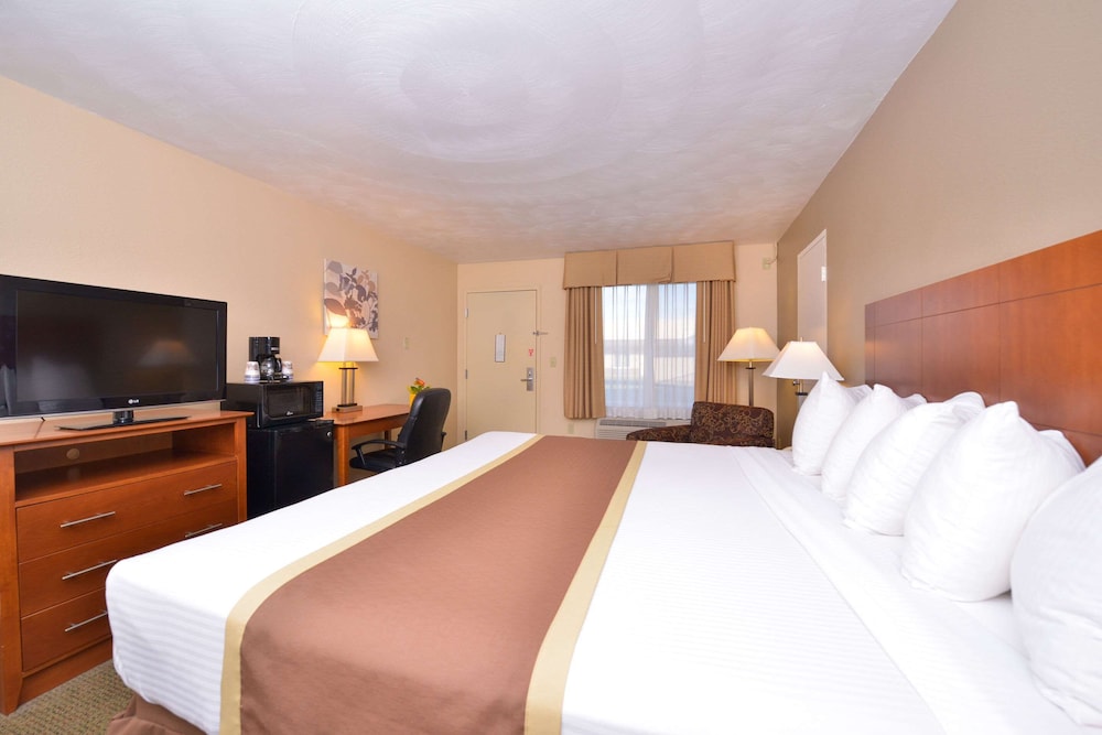 Suite, 1 King Bed, Non Smoking - Photo 3