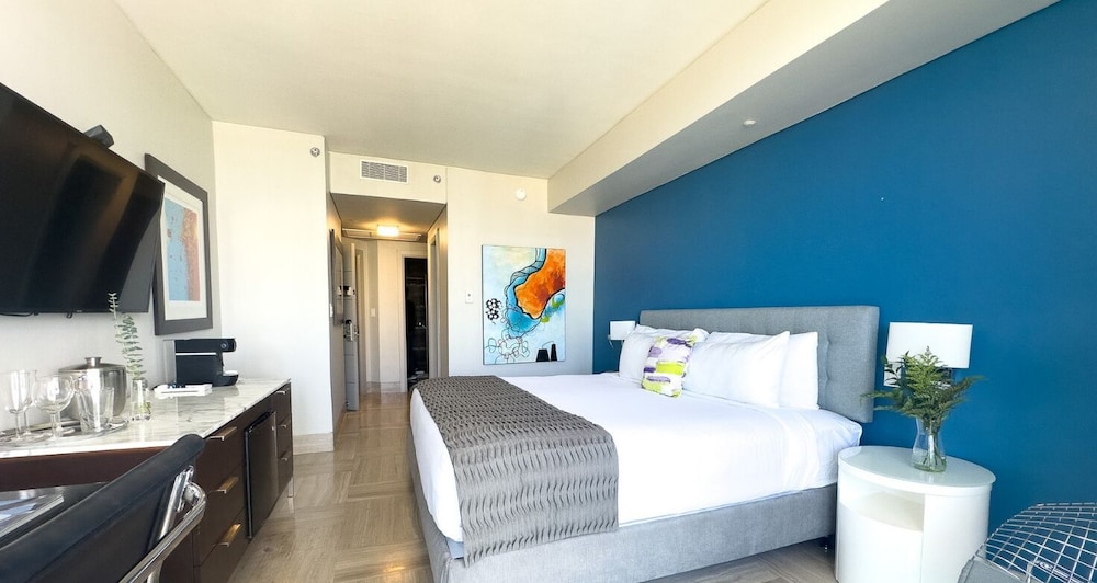 Comfort Double Room, 1 King Bed, Balcony, Partial Ocean View2005.01