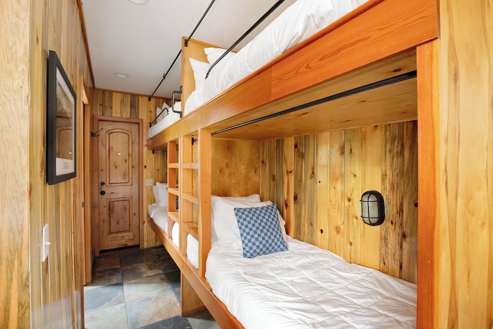 Deluxe Room, Multiple Beds photo 2
