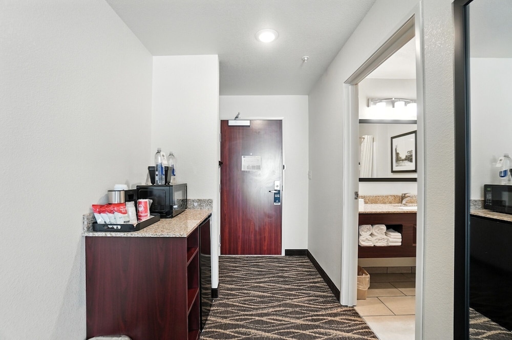 Room, 1 King Bed, Non Smoking (Guestroom) - Photo 3