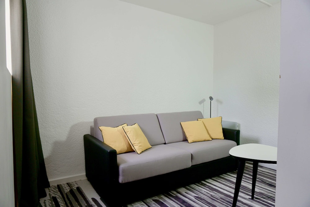 Suite, 1 Queen Bed with Sofa bed - Photo 7