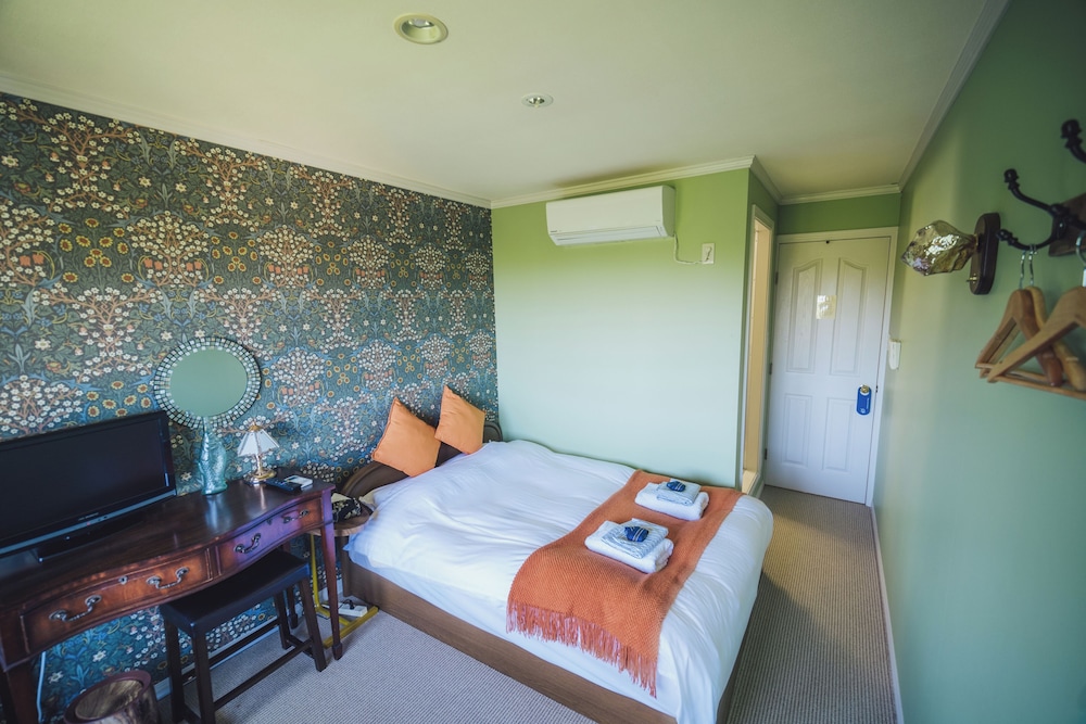 Design Room, 1 Double Bed, Partial Sea View photo 2
