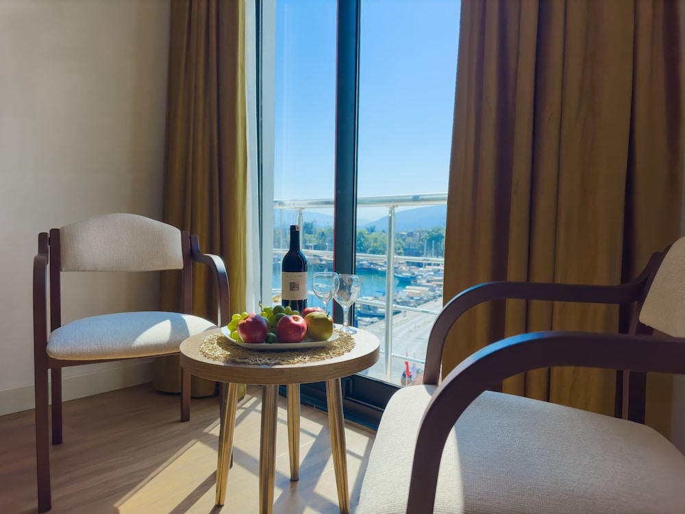 Deluxe Triple Room, Side Sea View - Photo 13