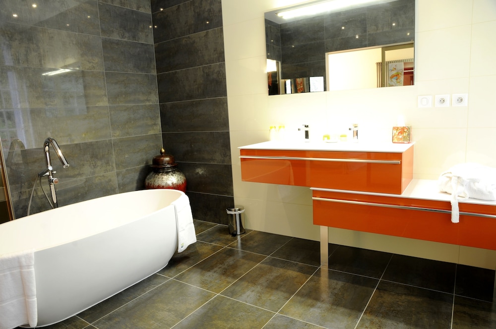 Junior Suite, 1 Queen Bed, Non Smoking, River View photo 3