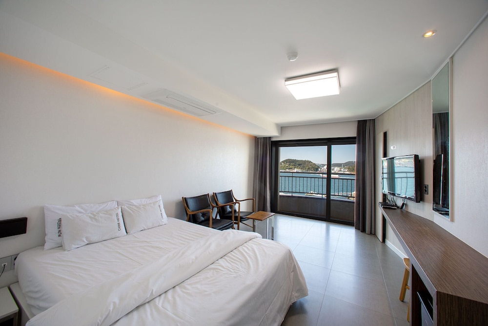 Deluxe Double Room, 1 Queen Bed, Non Smoking, Ocean View (Extra person fee 10000 KRW upon C/I) photo 1