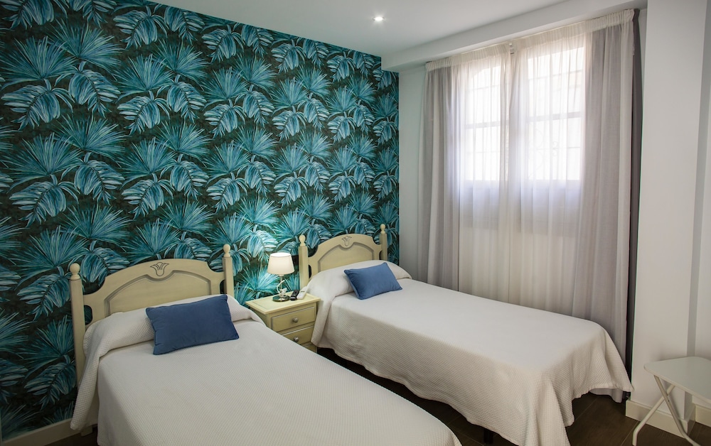 Double room 2 beds - private bathroom thumbnail 6