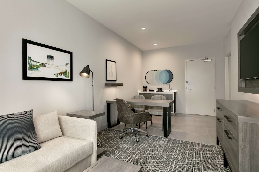 Suite, 1 King Bed, Non Smoking - Photo 4