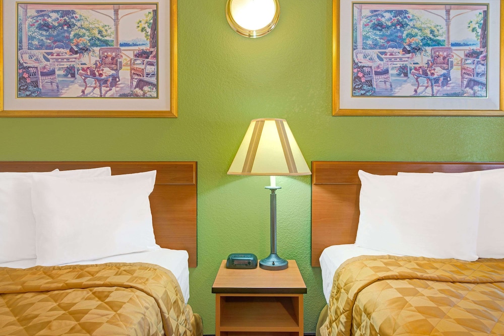 Standard Room, 2 Queen Beds - Photo 1