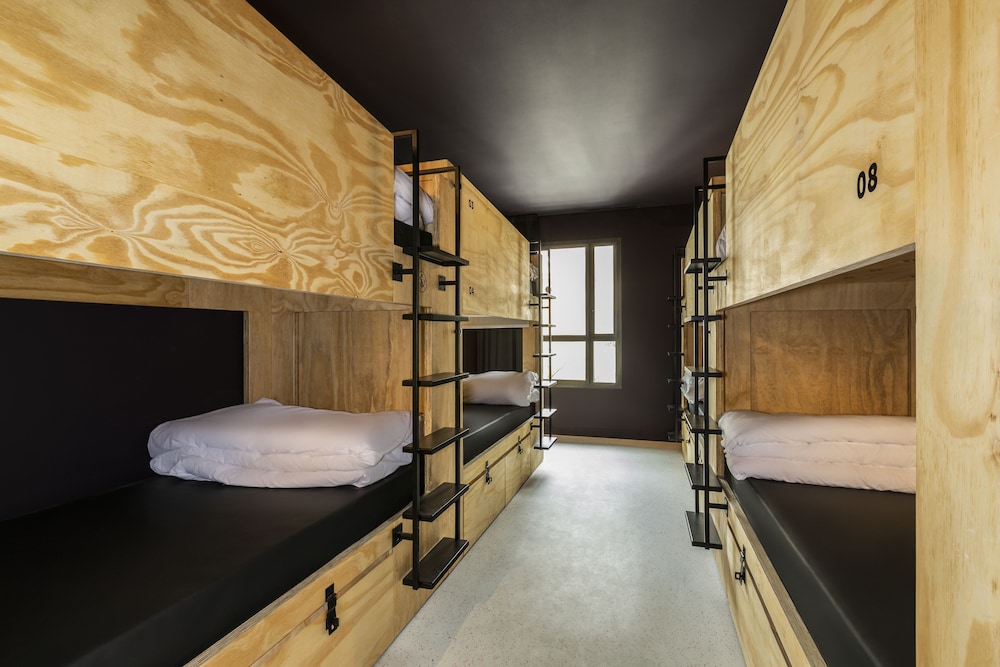 Chambre privée de 8 personnes avec salle de bains partagée photo 1