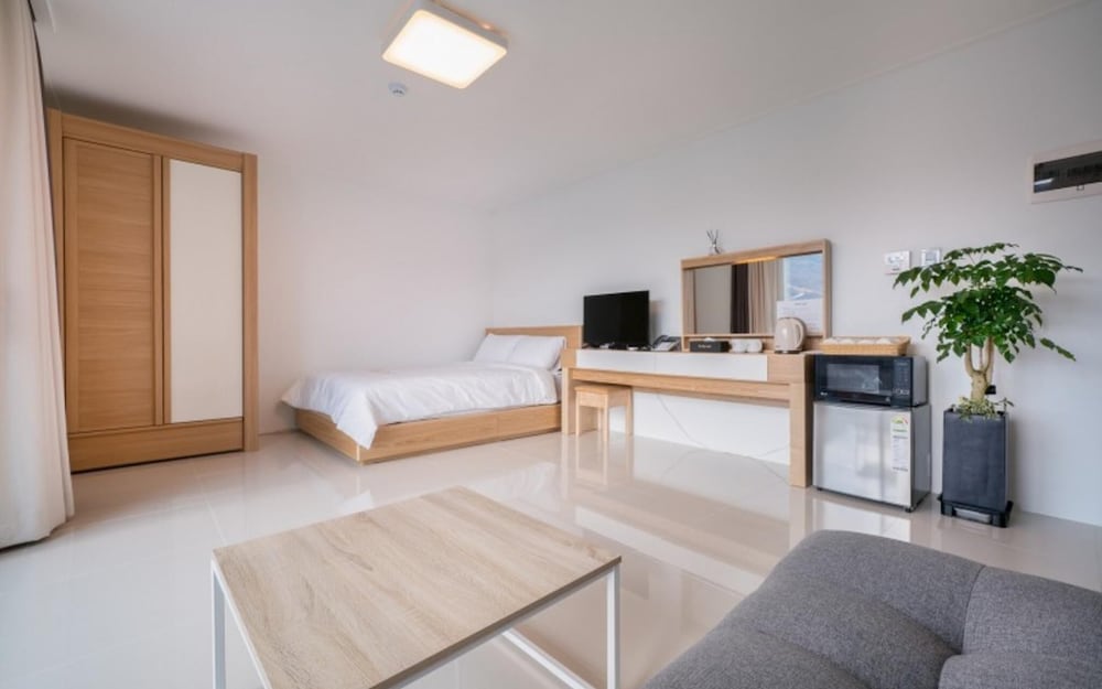 Room (Room 301 (studio type/queen bed)) - Photo 2