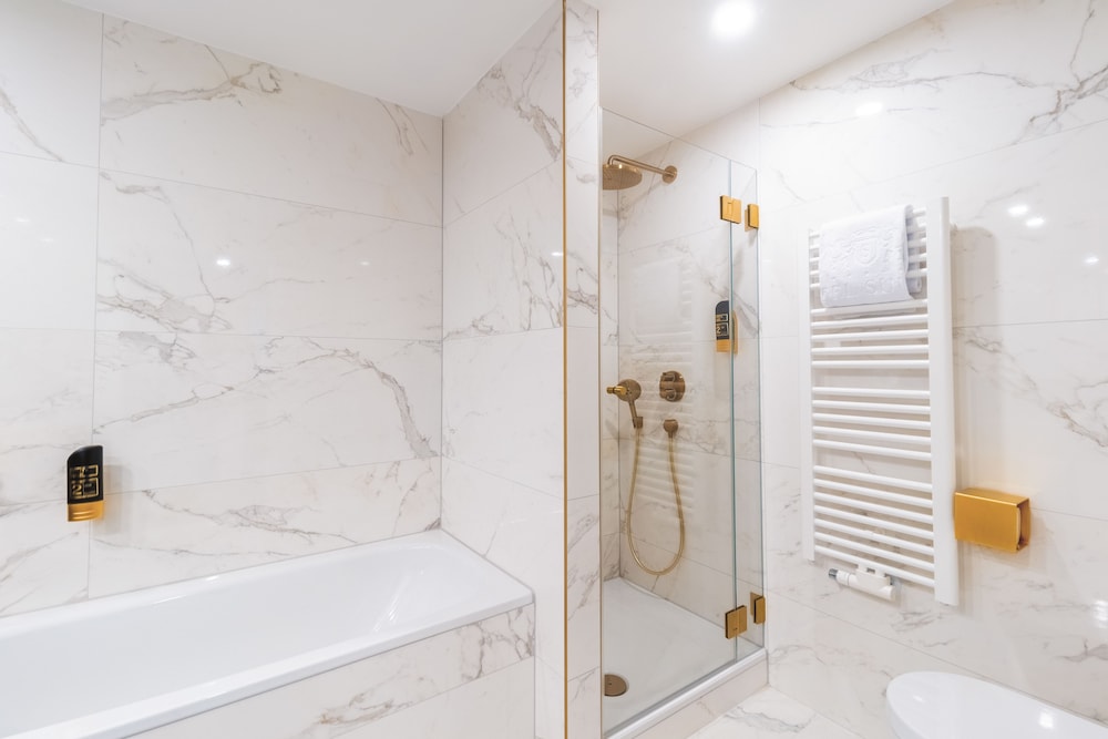 Premium Double Room - Photo 8