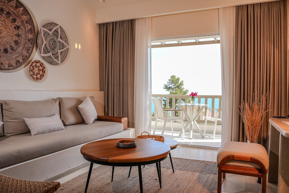 Suite, 1 Queen Bed, Sea View - Photo 3