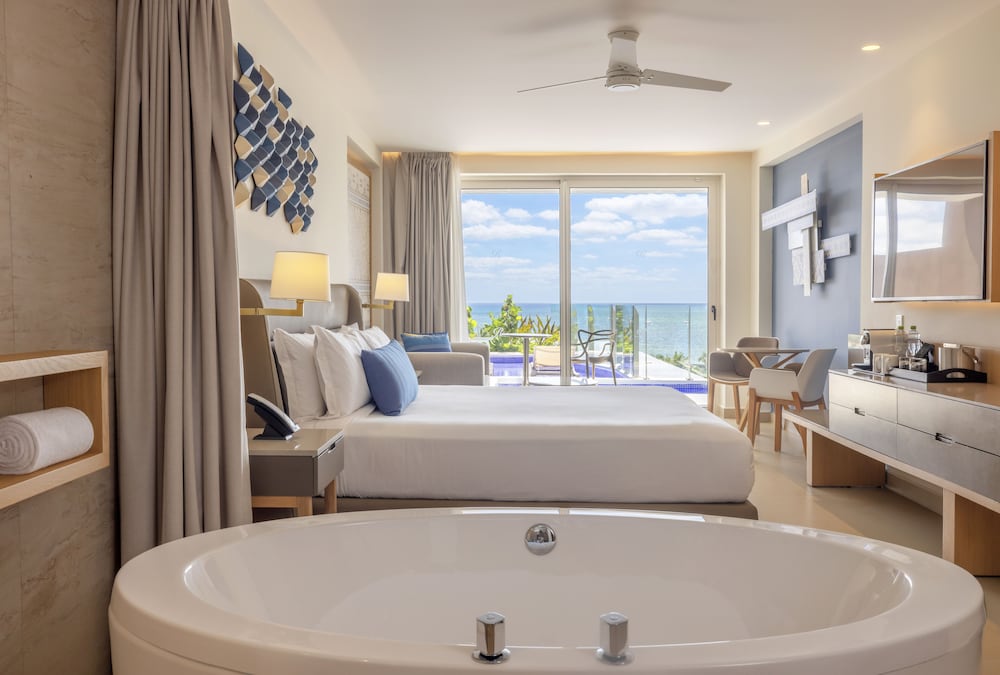 Luxury Junior Suite Ocean Front Swim Out Diamond Club - Photo 3