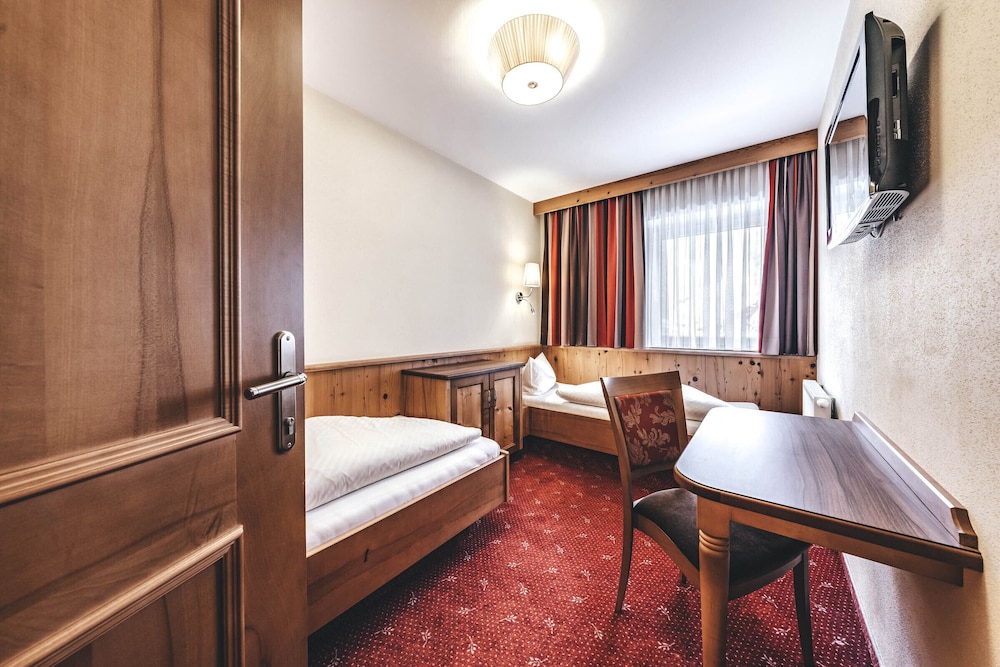 Family Suite, 2 Bedrooms, Balcony, Mountain View photo 2