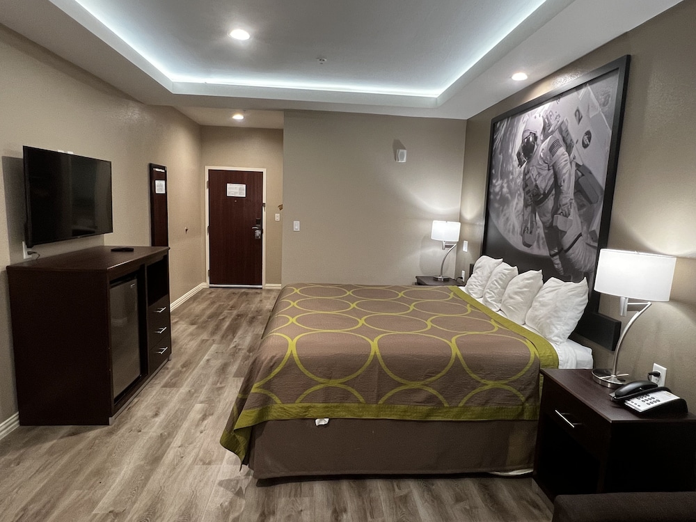 Deluxe Suite, 1 King Bed, Non Smoking - Photo 7