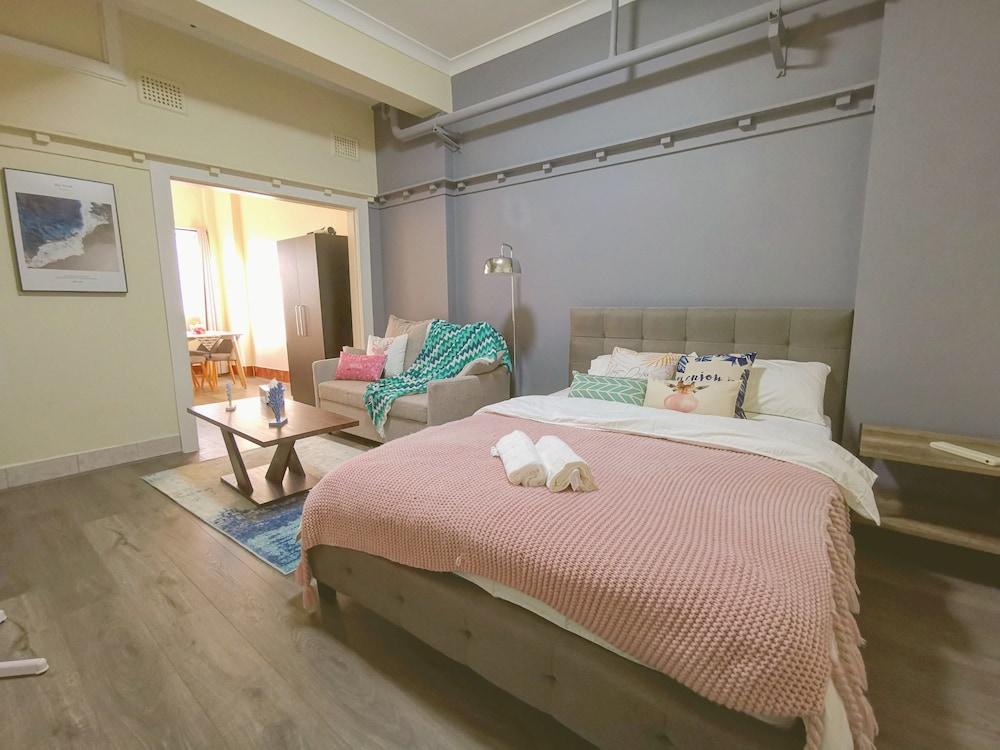 Comfort Queen Bed Studio (Street Side) photo 1