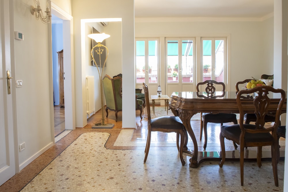Family Apartment, Terrace, Annex Building (at 40 meters 027042-UAM-00410)