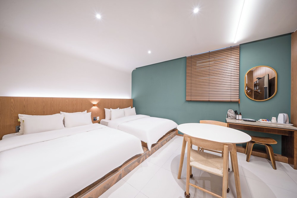 Family Twin Room - Photo 1