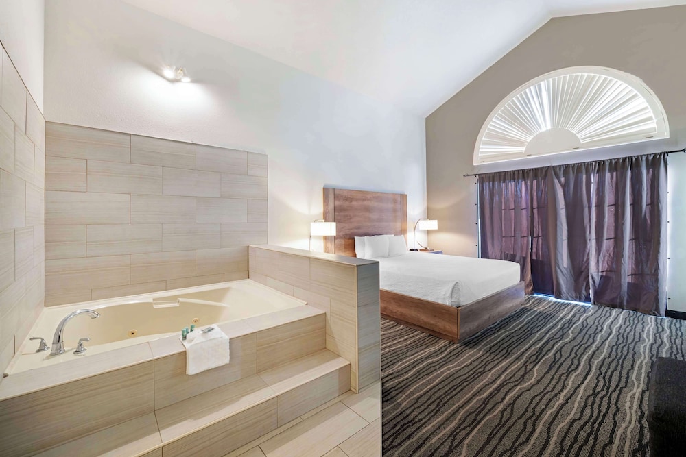 Suite, 1 King Bed, Non Smoking, Jetted Tub photo 3