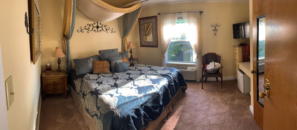 Standard Room, 1 King Bed, Bathtub (Moroccan Room) photo 2