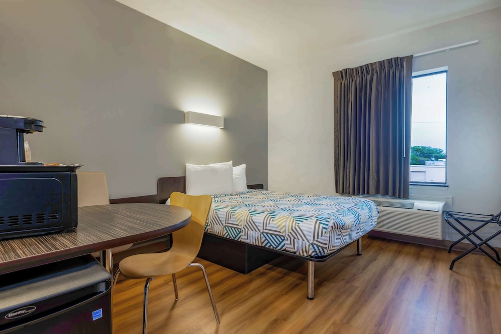 Standard Room, 1 Queen Bed, Non Smoking photo 2